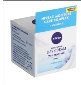 NIVEA Osviežujúci denný krém s 24-hodinovou hydratáciou a vitamínom E, určený pre normálnu pleť.