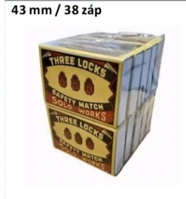 balenie zápaliek značky "Three Locks Safety Match" od výrobcu Solo Works. Ide o bezpečnostné zápalky, ktoré sú balené v kartónových krabičkách.