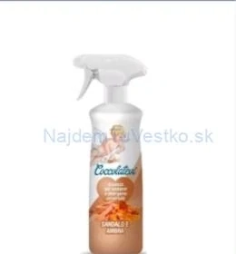 Coccolatevi Essenza Sandalo e Ambra, čo je osviežovač vzduchu a multifunkčný čistiaci prostriedok s vôňou santalového dreva a ambry, balený v 750 ml fľaši s rozprašovačom. 